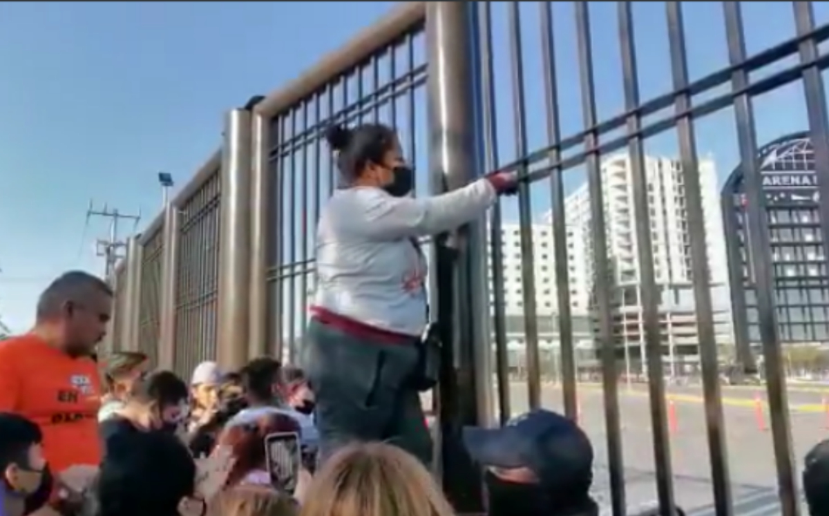 Mujer exige que le vendan boletos de Bad Bunny (Especial).
