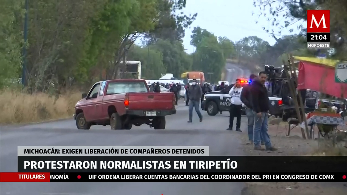 Normalistas bloquean carretera Pátzcuaro-Morelia