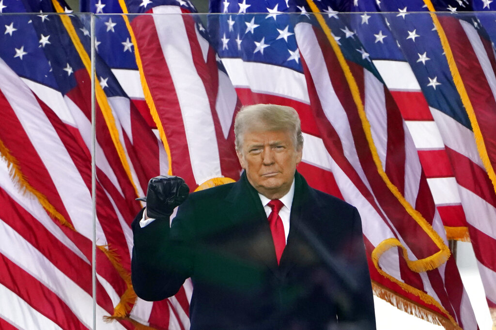 El ex presidente Donald Trump rompió y se quedó con documentos que deben ir al archivo. (AP)