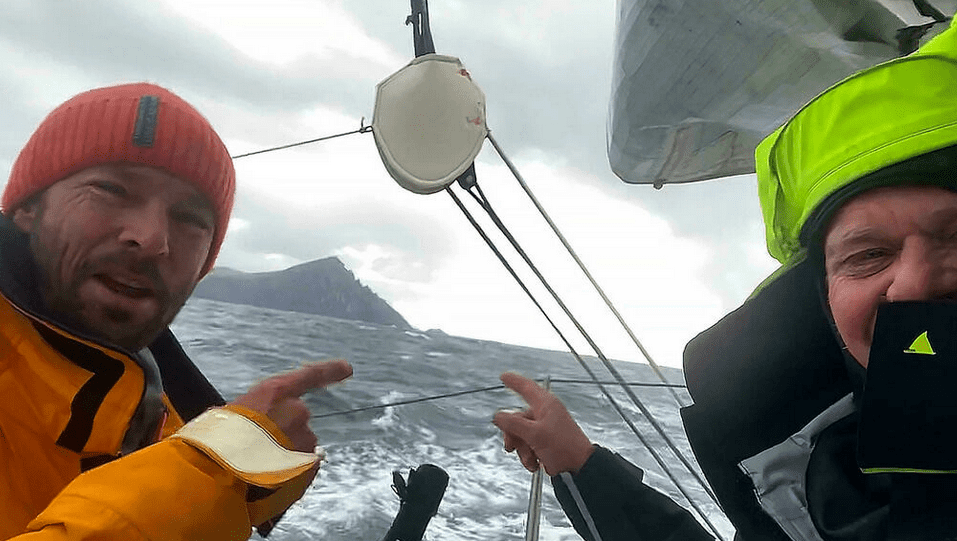 Romain Pilliard  y Alex Pella, a bordo de su embarcación al pasar frente al Cabo de Hornos, en el extremo sur de Suramérica (AFP)