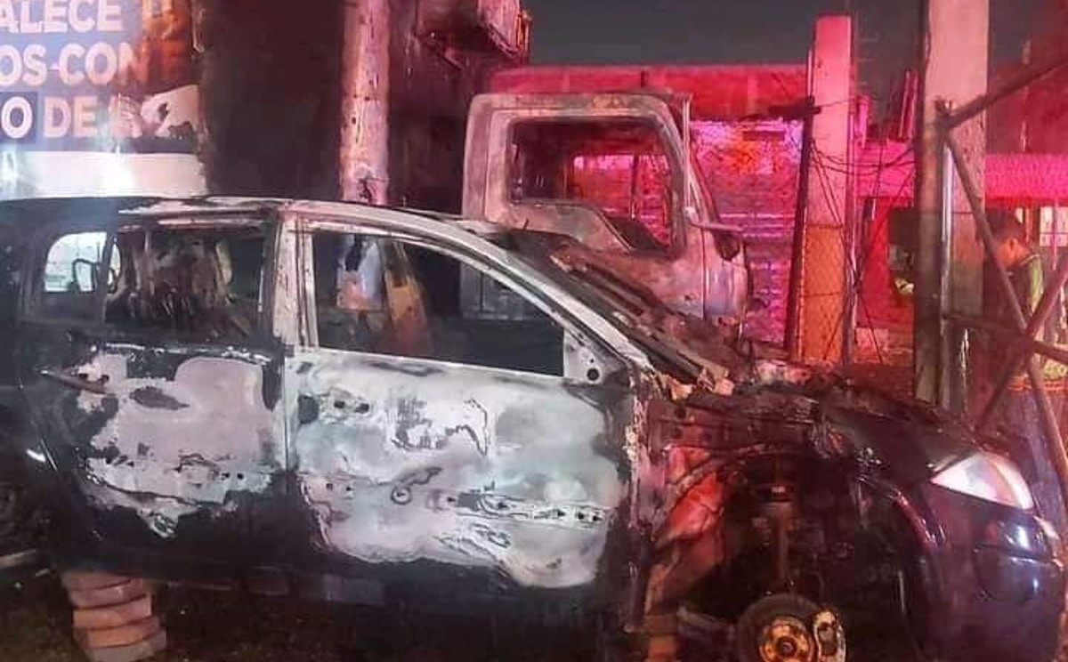 Se incendiaron dos vehículos. (Especial)