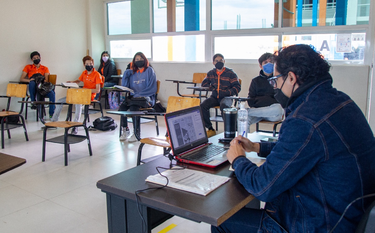 Alumnos de la Universidad Autónoma de Tamaulipas regresan a clases presenciales. (Cortesía)