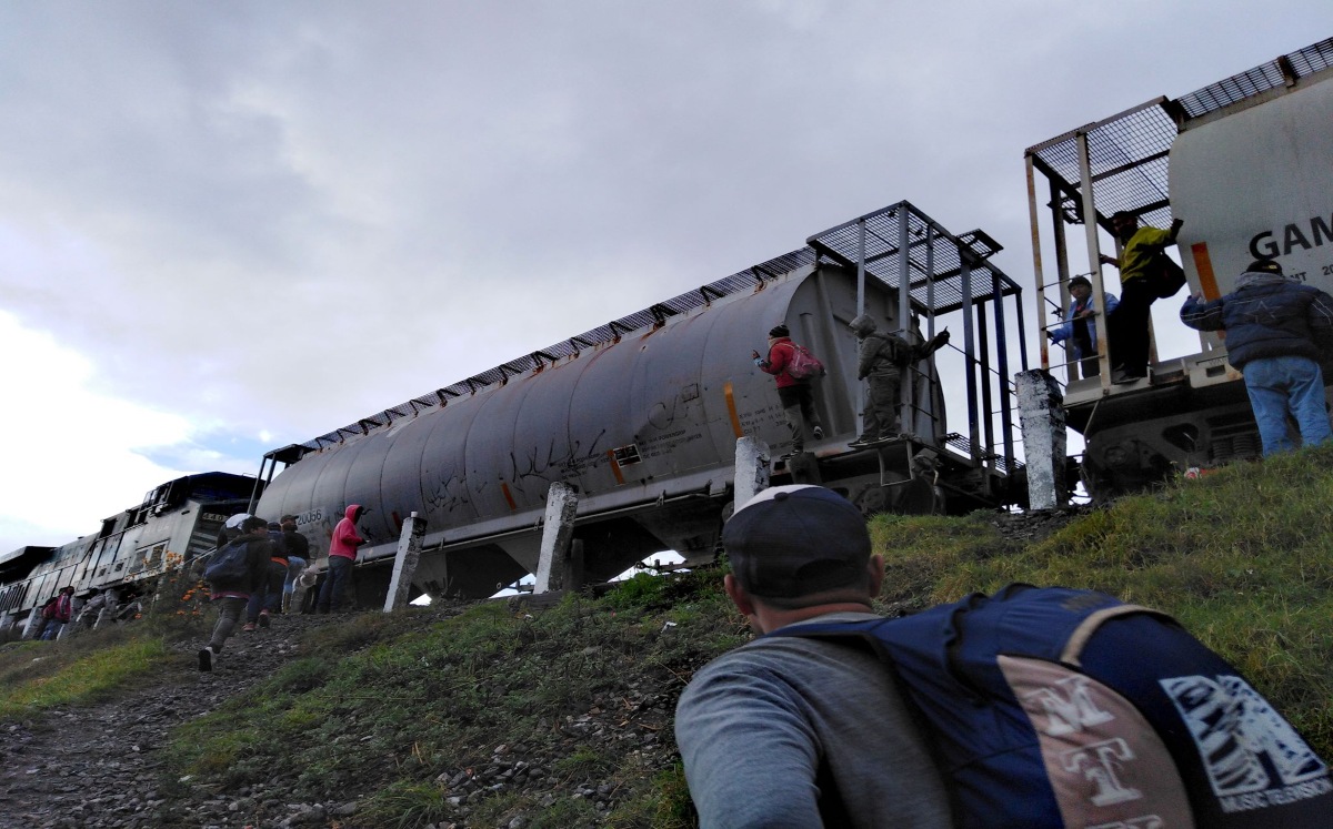 Migrantes viajan en "La Bestia", así cuentan como es cruzar México por el sueño americano | Especial