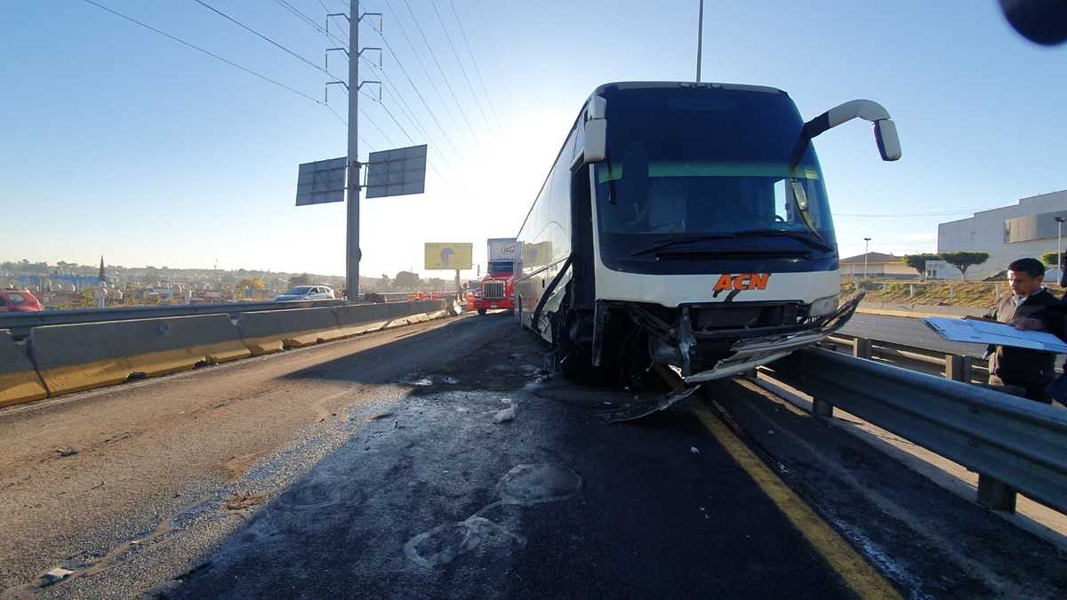 La autopista a Zapotlanejo resultó afectada por el choque en Tonalá (Juan Carlos Munguía)