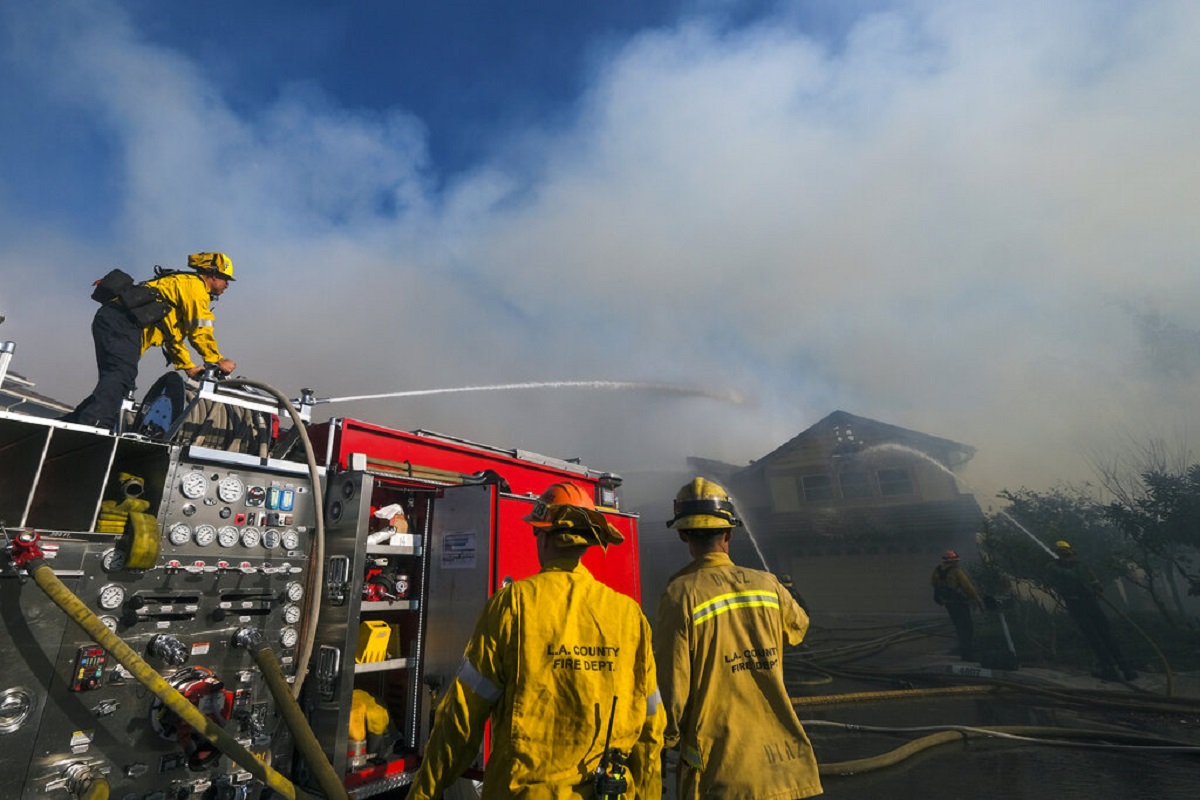 Bomberos de California combaten incendio en Whittier. | AP