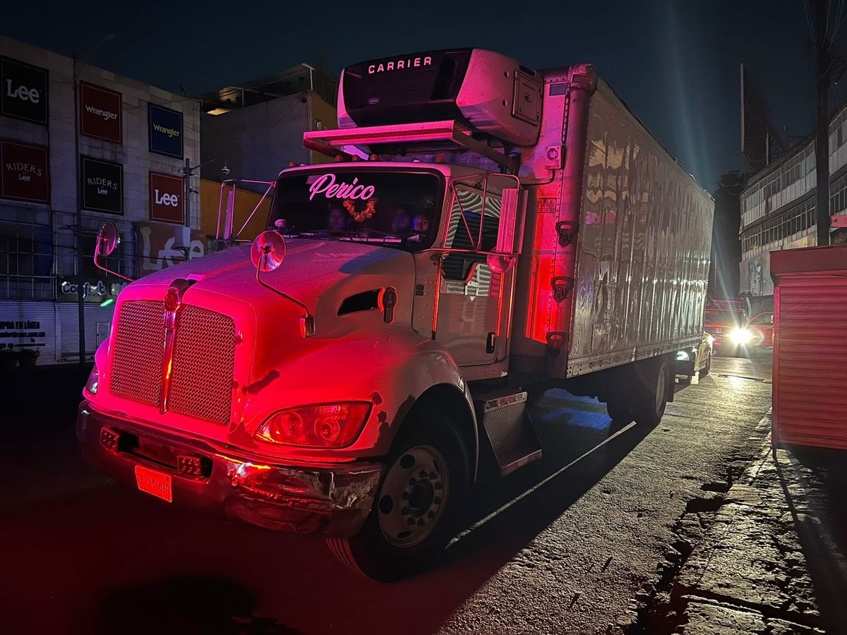 El camión transportaba más de 2 toneladas de productos perecederos  (Ramón Ramírez).