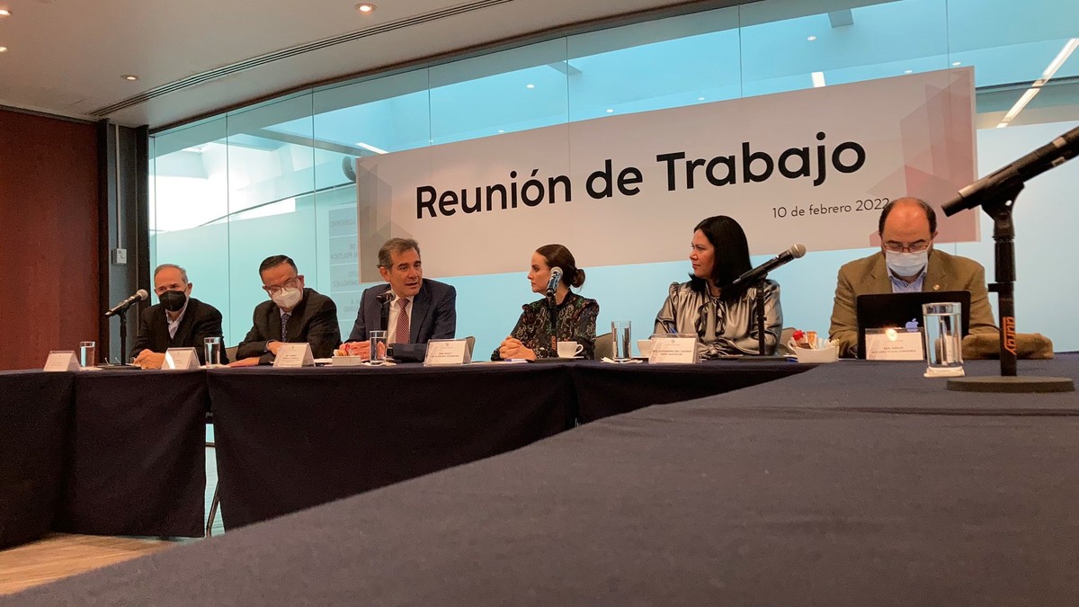 El consejero presidente del INE y los senadores hablaron de revocación de Mandato, elecciones 2022 y una reforma electoral. (Twitter @lorenzocordovav)