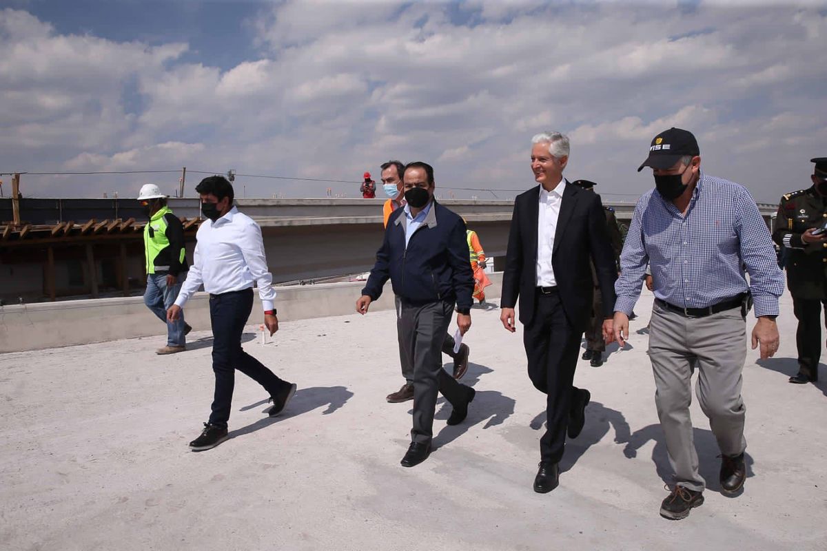“En la construcción del distribuidor trabajan mil 400 personas".