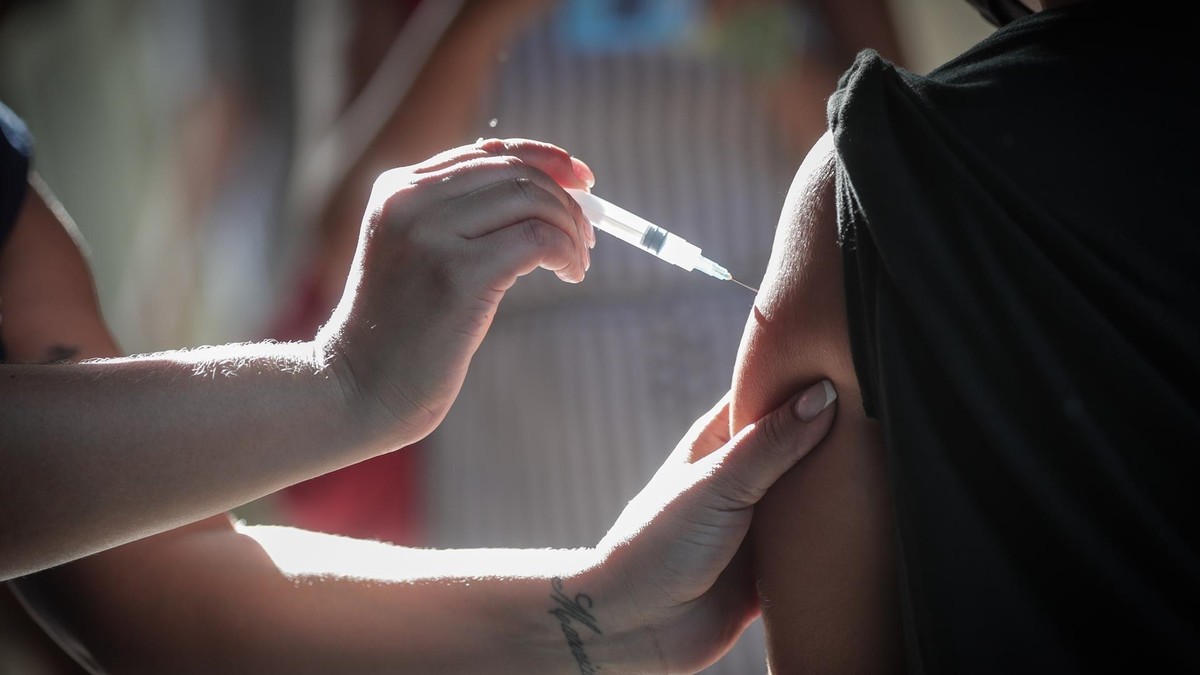 El estudio comparó a los vacunados con dos dosis de Pfizer con los recuperados de covid-19. (EFE)