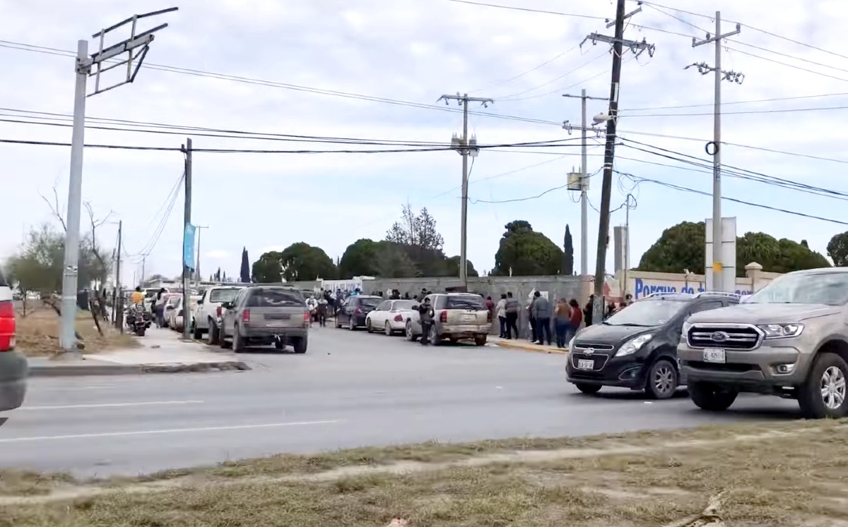 Fila de vacunación anticovid en Reynosa. (Carolina Garza)