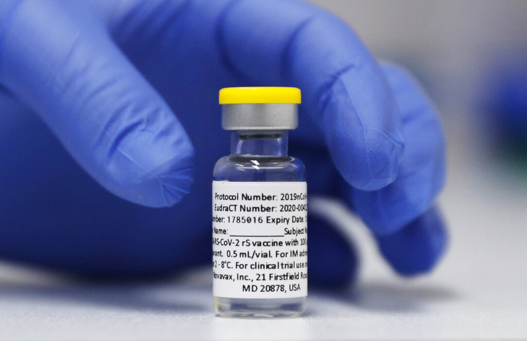 Frasco de la vacuna contra covid-19 de Novavax. (AP)