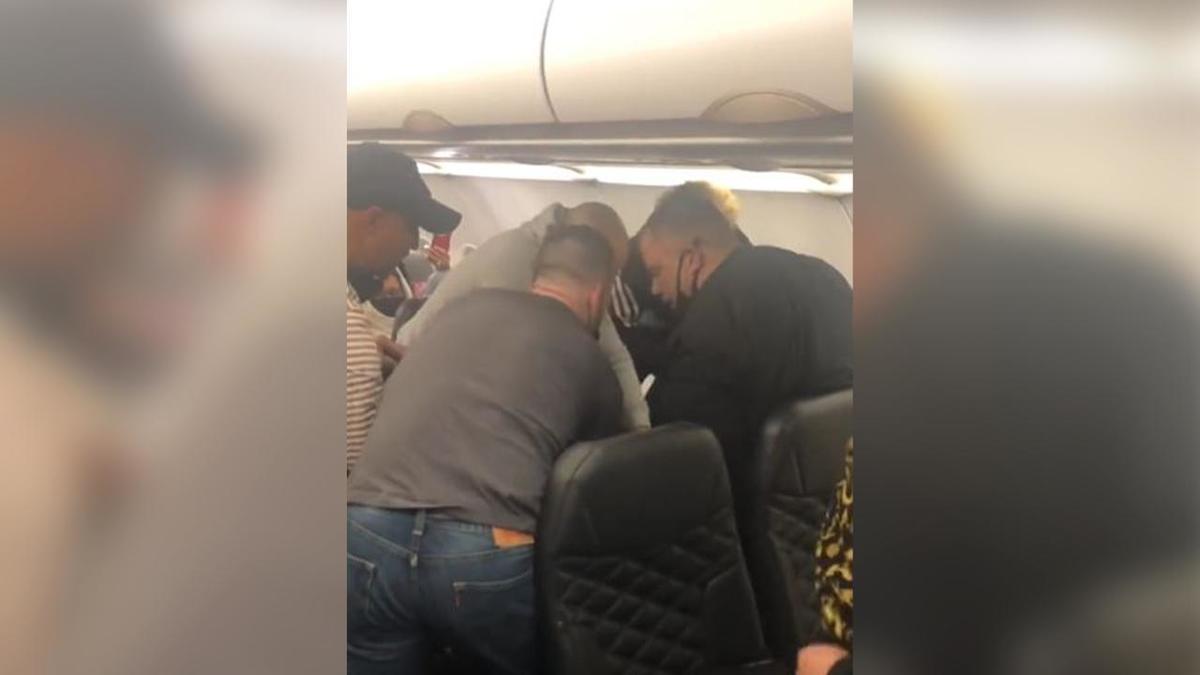 El hombre fue detenido en el vuelo, que terminó haciendo escala en el aeropuerto de Raleigh-Durham, en Carolina del Norte. (Especial)