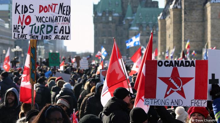Las manifestaciones son protestas por las restricciones de covid-19 (AFP)