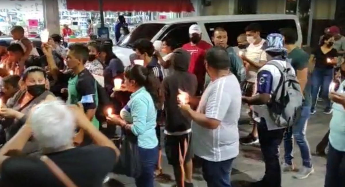 Los migrantes llevan velas. (Julio Navarro Cárdenas)