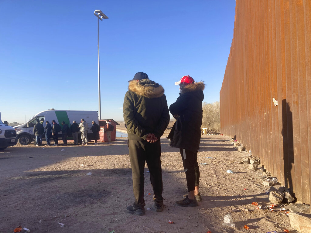 Los migrantes vuelan hacia Mexicali, para ahí trasladarse hacia Vicente Guerrero, y buscar ahí cruzar el muro hacia Yuma, Arizona. (AP)