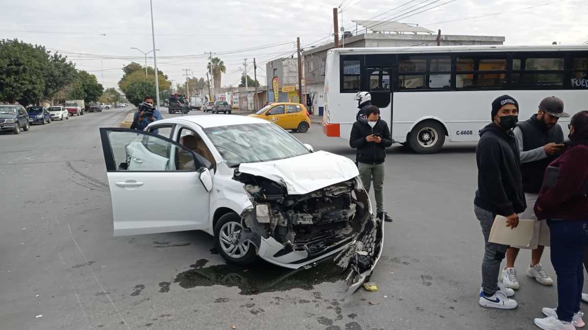 Conductor se pasa alto y choca contra camión en Torreón- Grupo Milenio
