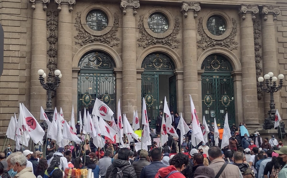 Policías auxiliares jubilados protestan en Congreso de CdMx. | César Velázquez