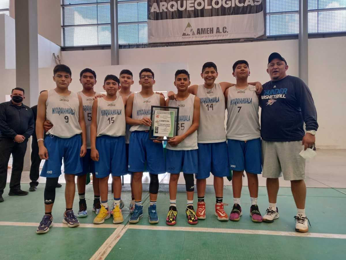 Equipo varonil de Baloncesto de Mixquiahuala campeones estatales categoría U 15 (Cortesía)
