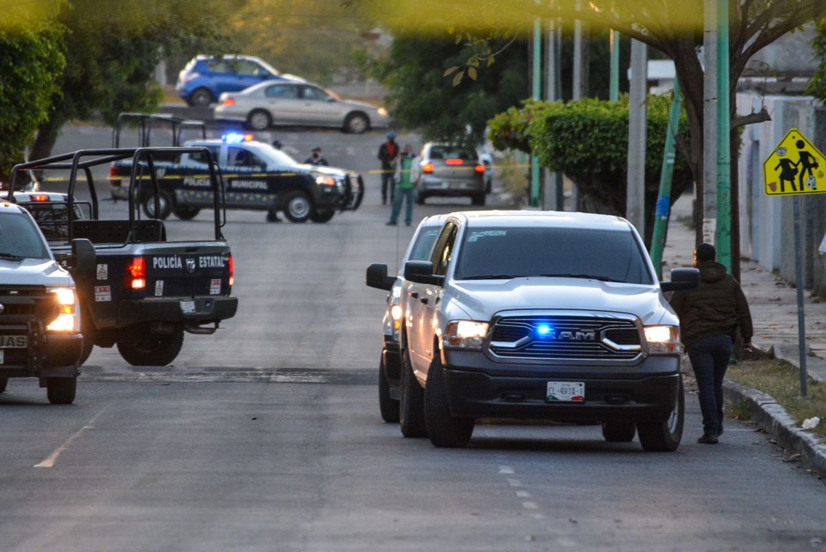Hallan vehículo con dos cuerpos afuera de la Universidad de Colima | Arnoldo Delgadillo