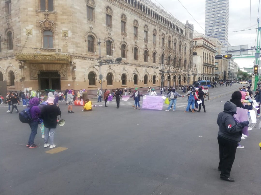 Manifestación de comerciantes de la "mercadita" en Eje Central Lázaro Cárdenas. (Especial)