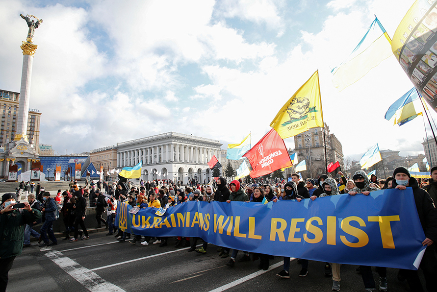 Los ucranianos se movilizaron por el centro de Kiev al grito de “Gloria a Ucrania” y alzando banderas y pancartas. | Reuters