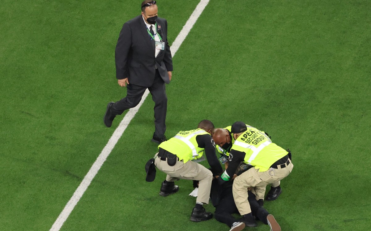 Aficionado invade la cancha del SoFi Stadium en el Super Bowl LVI (Reuters)