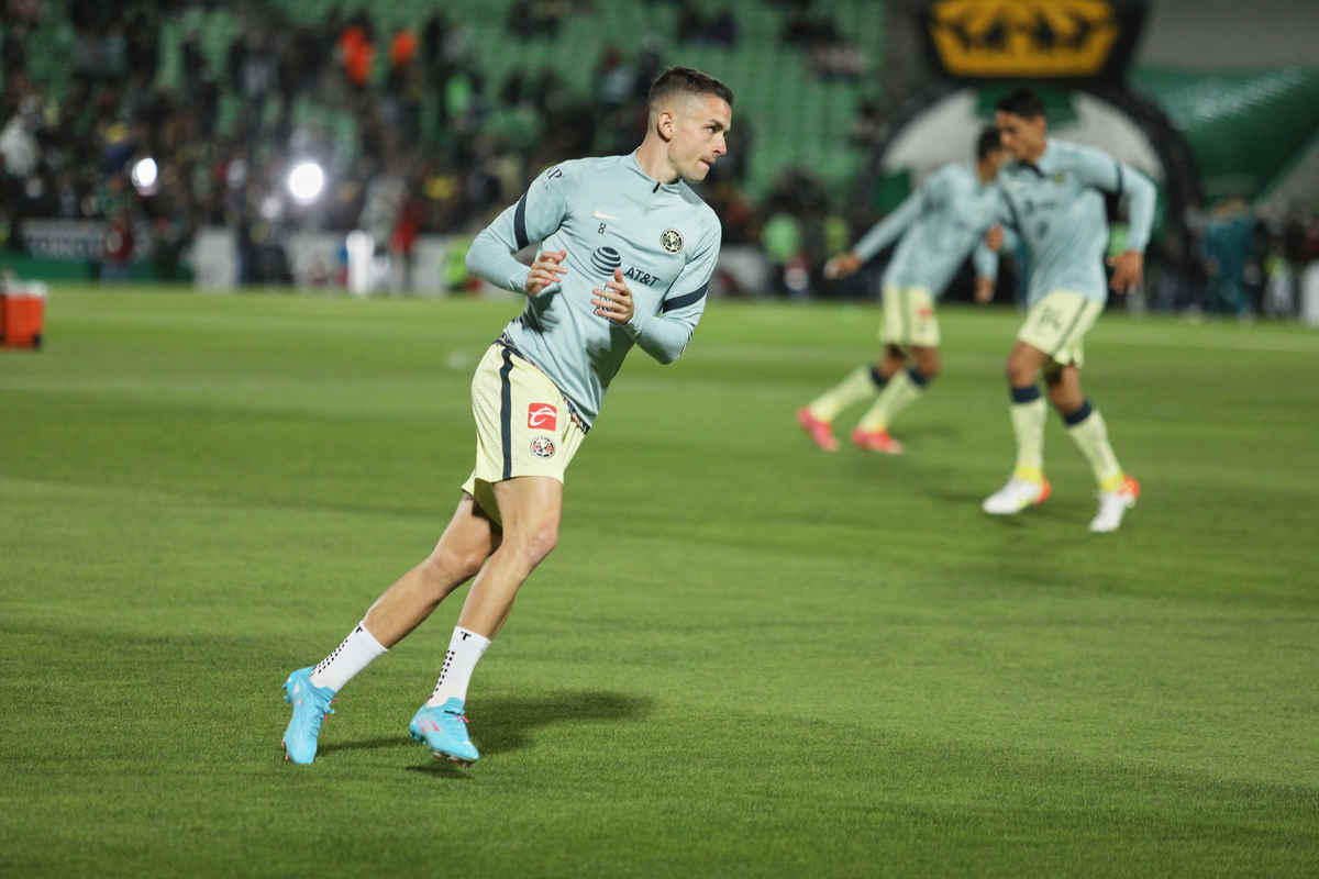 Álvaro Fidalgo muestra su labio roto tras codazo de Cervantes en Santos vs América (Imago7)