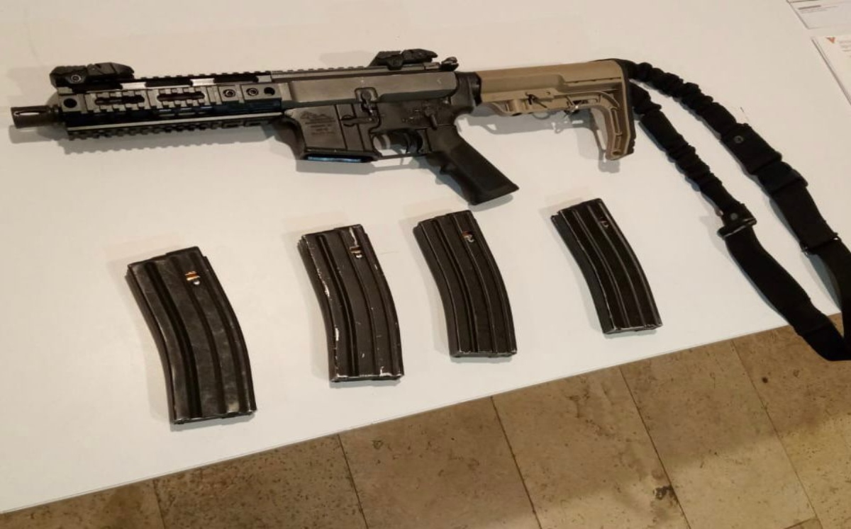 Con fusil exclusivo del ejército y más de 100 cartuchos detienen a dos hombres y una mujer en Puebla