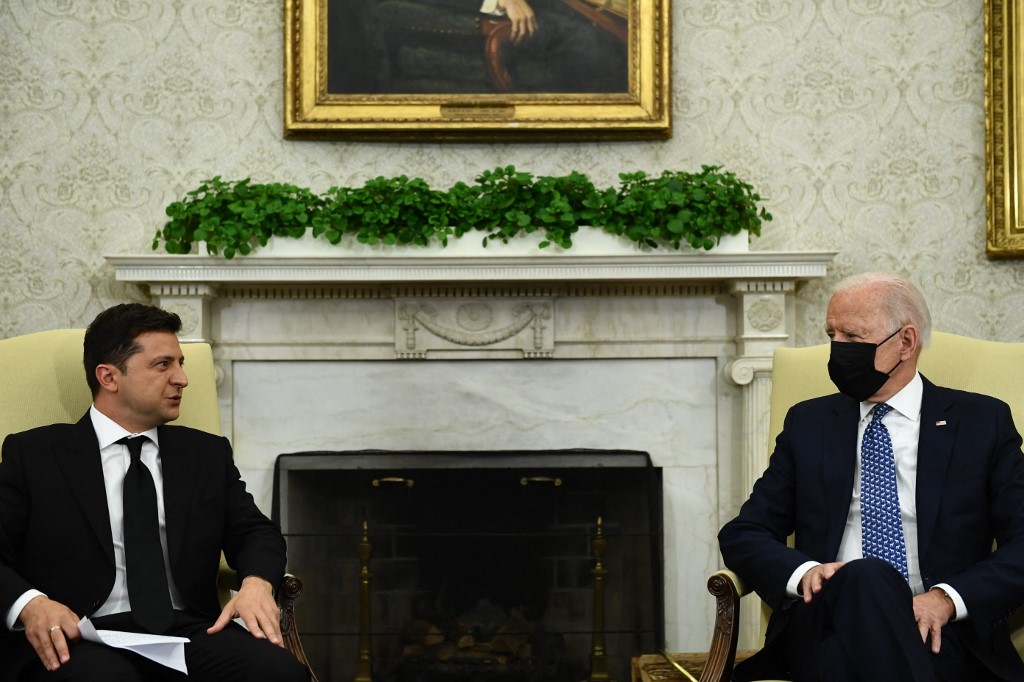 Joe Biden junto al presidente Volodimir Zelenski en la Casa Blanca. (AFP)