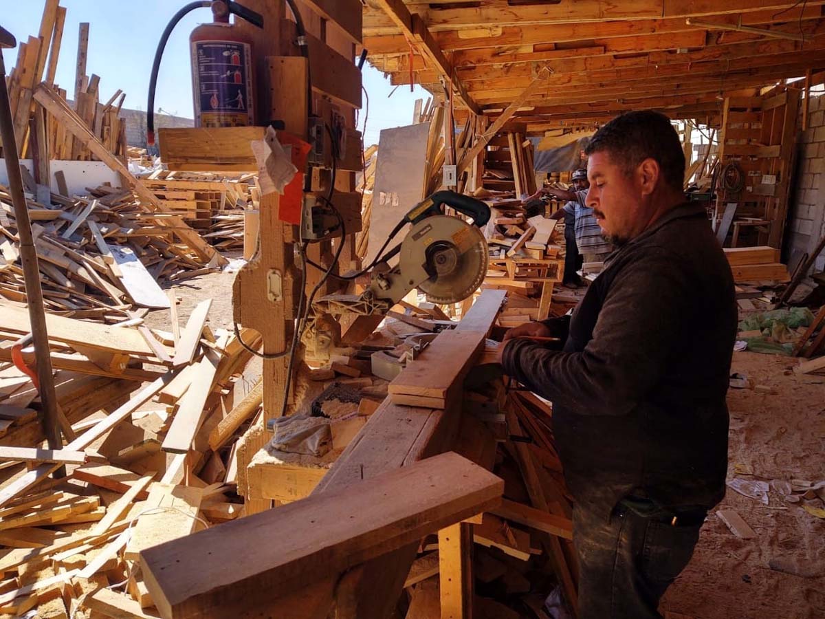 Muebles con madera reciclada. (Luis Carlos Valdés)