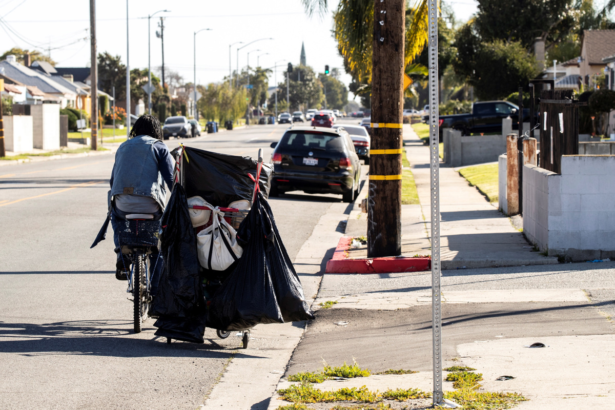 Persona que habita una calle de Inglewood, California. Febrero 2022. | EFE