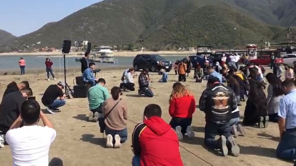 Rezan en Presa de La Boca ante sequía en Nuevo León. Foto: Especial