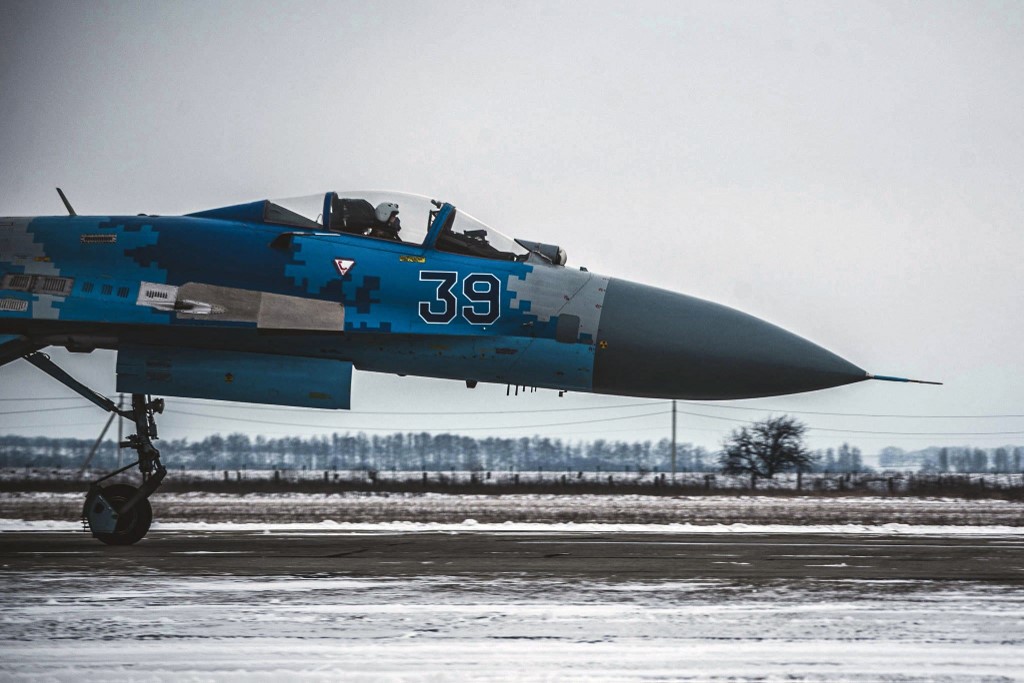 Avión Sukhoi Su-27 de la brigada de aviación táctica aérea de Ucrania. (AFP)