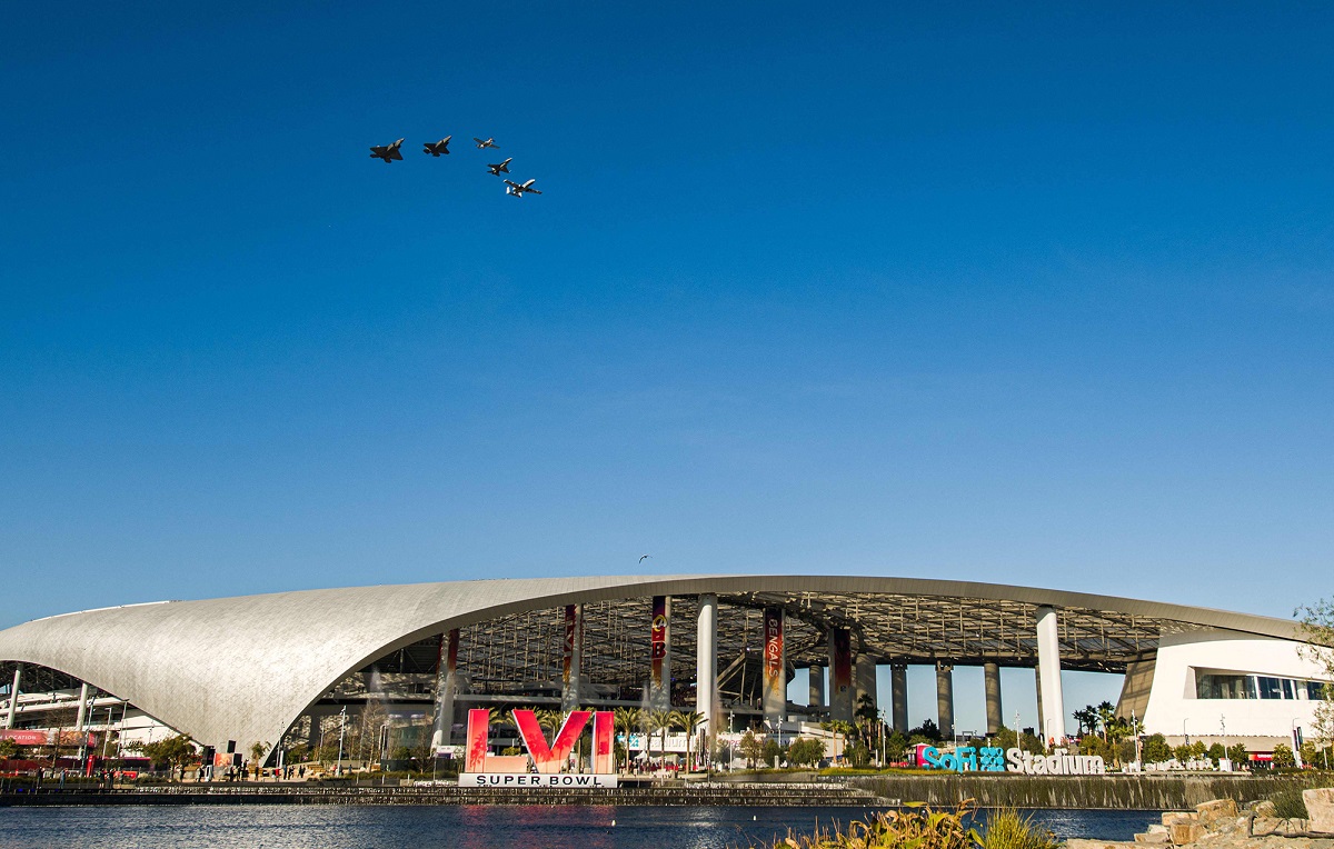 Aviones de la Fuerza Aérea de EU sobrevolaron el SoFi Stadium. | Twitter U.S. Air Force