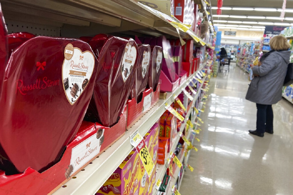 Compras de chocolates por el Día de San Valentín. | AP