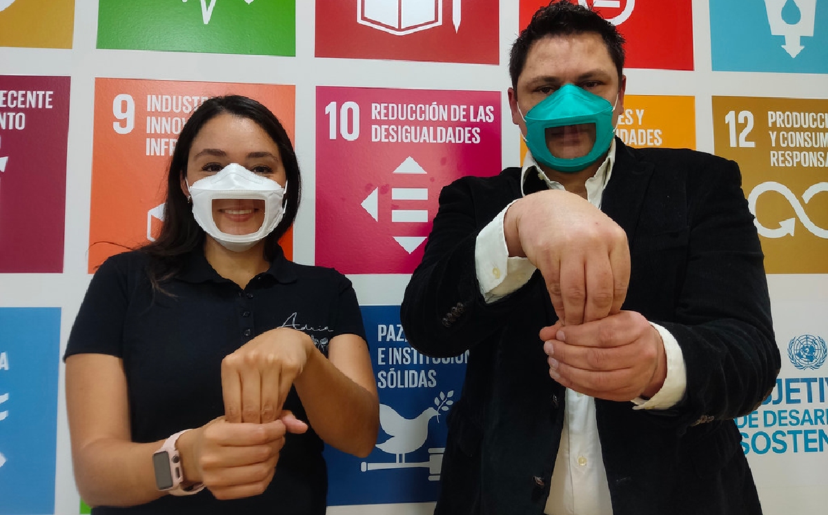 Los cubrebocas buscan ser incluyentes con las personas con discapacidades auditivas. | ONU