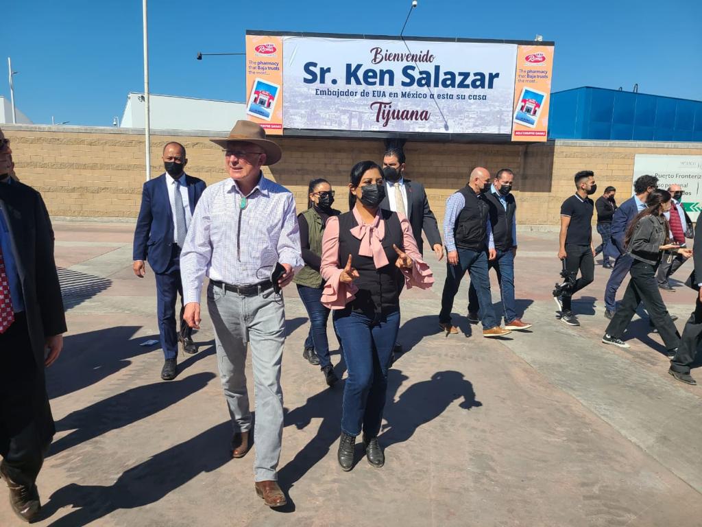 Ken Salazar, embajador de Estados Unidos en México, en visita por Tijuana. (Said Betanzos)