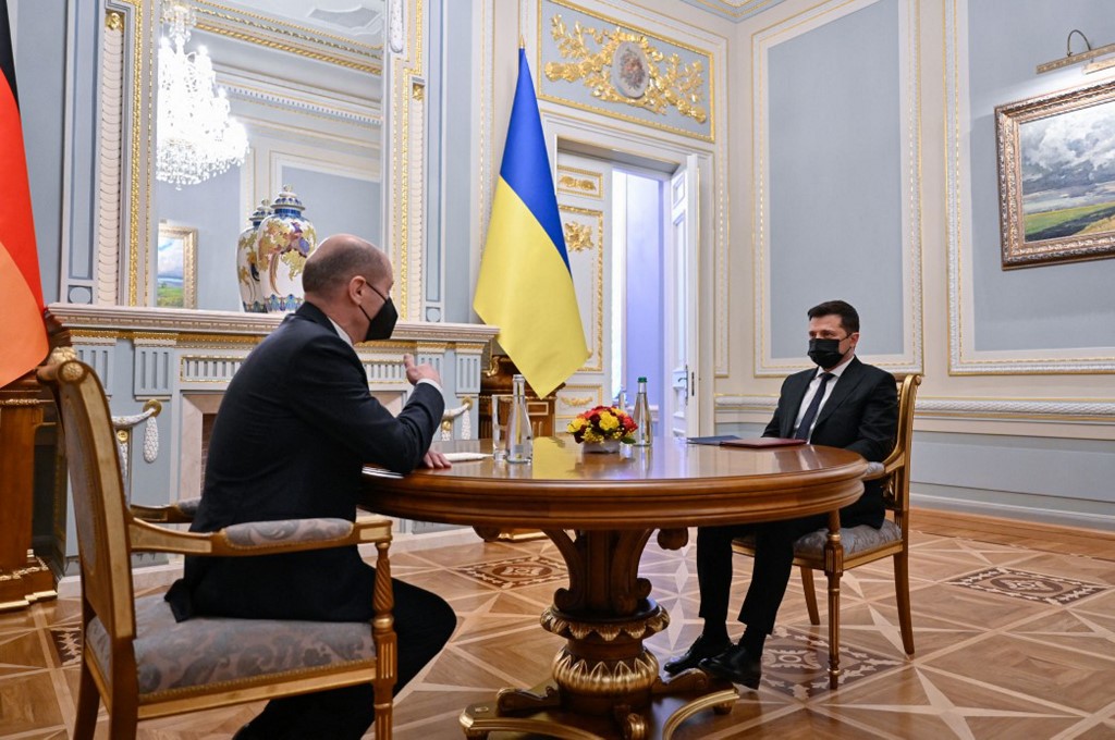 El presidente de Ucrania, Volodimir Zelenski, junto al canciller alemán Olaf Scholz. (AFP)