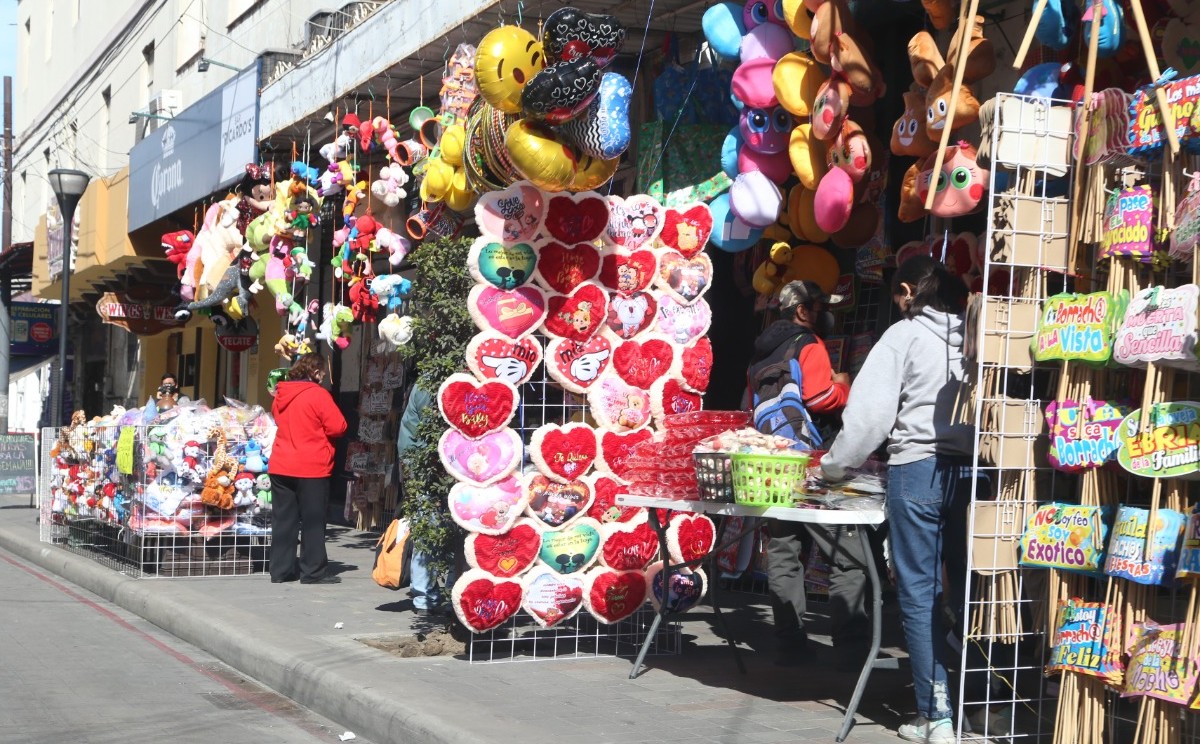 Venta de artículos por Día de San Valentín en el Centro de Tampico.