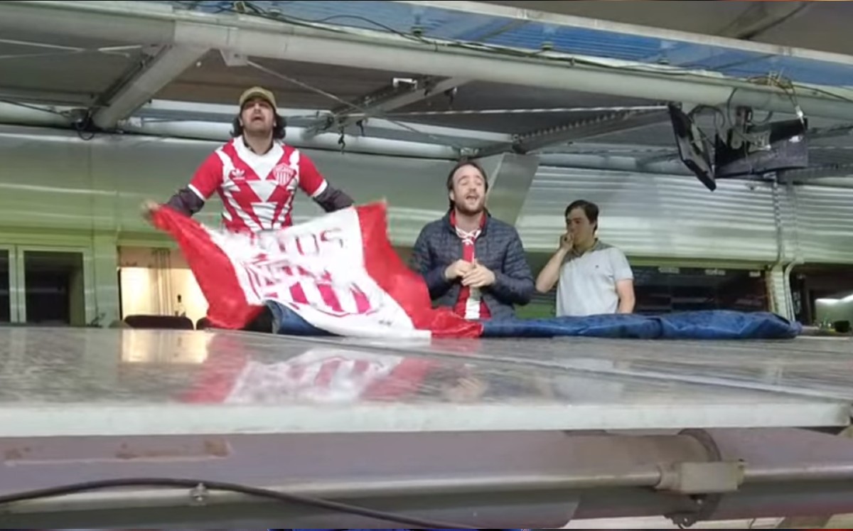 Aficionados de Necaxa en palco del Azteca molestaron a fans en gradas (Captura de YouTube)