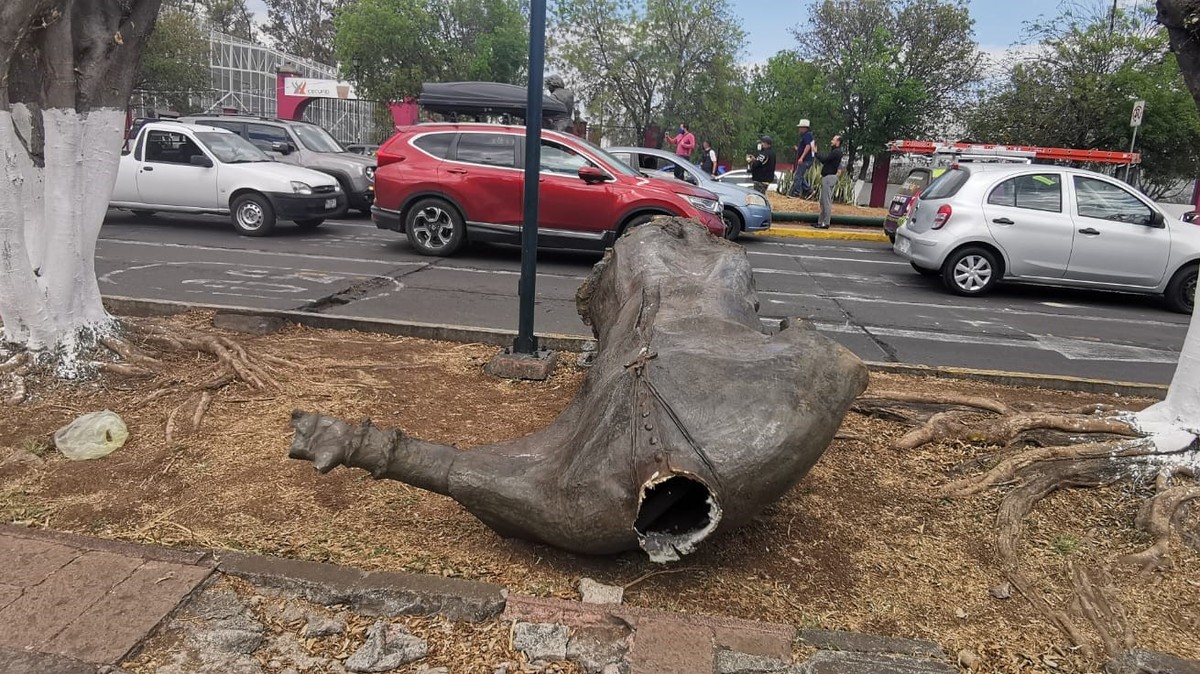 Un grupo de manifestantes arrancaron la figura del fraile y la decapitaron. (Especial)