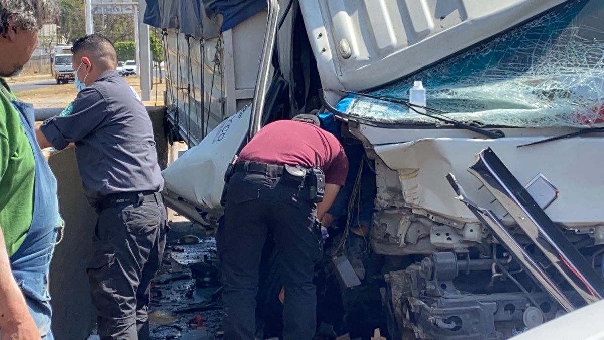 Hombre choca su camión y sale herido en avenida Colón (Juan Carlos Mungía)