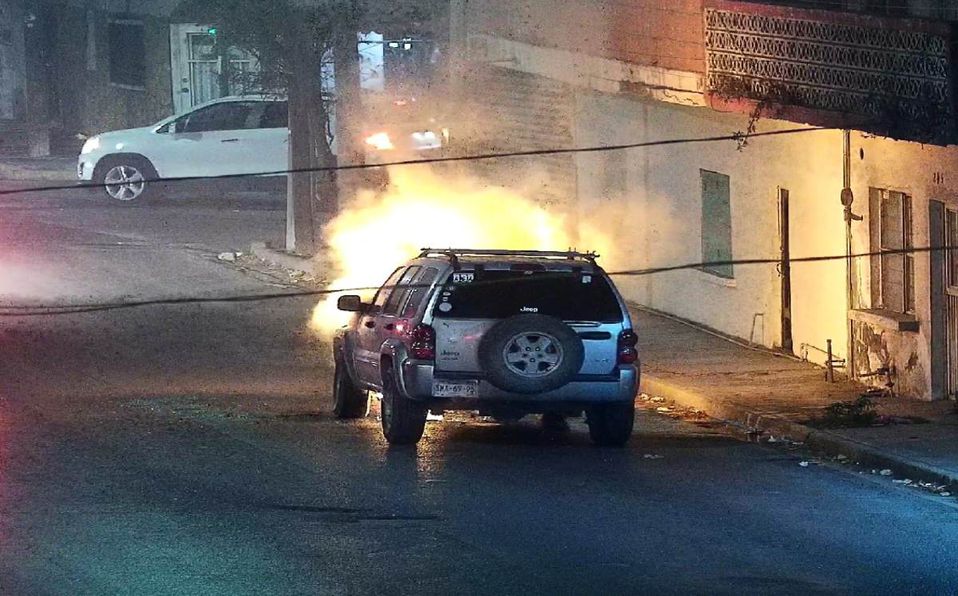 En Monterrey, camioneta se incendia tras presunta falla mecánica. ESPECIAL.
