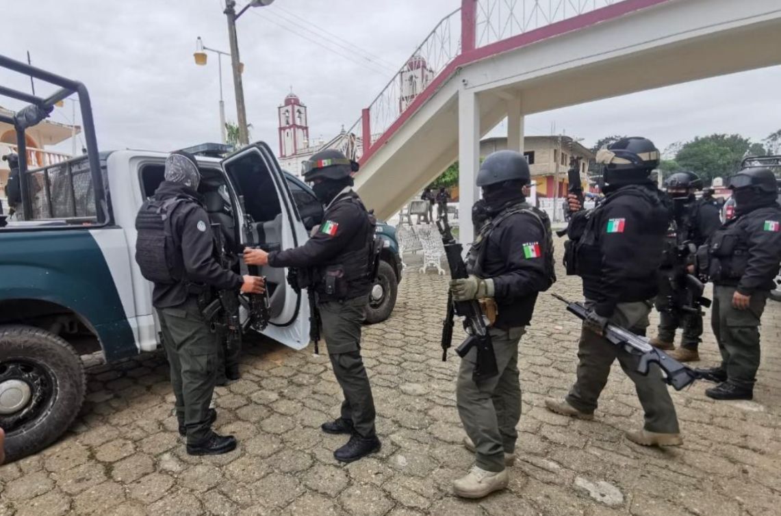 Los policías tuvieron que entregar sus armas. (Isabel Zamudio)
