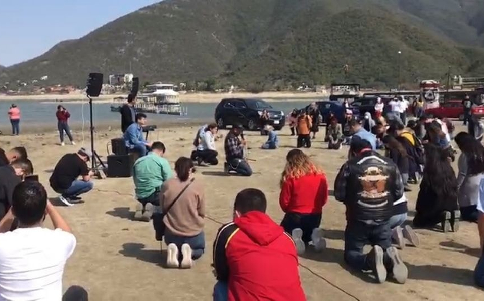 Rezan en Presa de La Boca ante sequía en Nuevo León