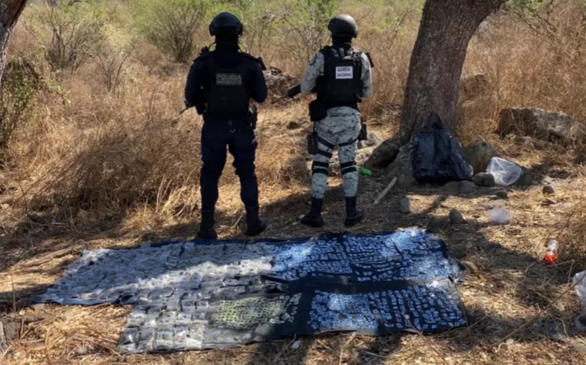Las autoridades encontraron envoltorios con metanfetamina y mariguana. (Especial)