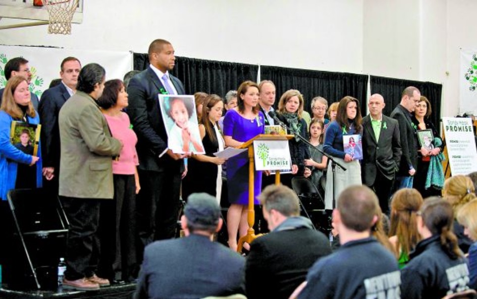 Conferencia de prensa en 2013 de afectados por la agresión en el plantel Sandy Hook. (AP)