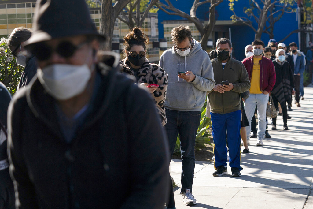 El coronavirus en Estados Unidos se acerca nuevamente a una fase de descenso. (AP)