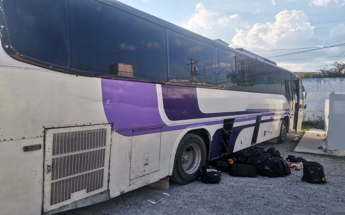 Detienen camión de turismo con 120 migrantes en Acajete | Especial
