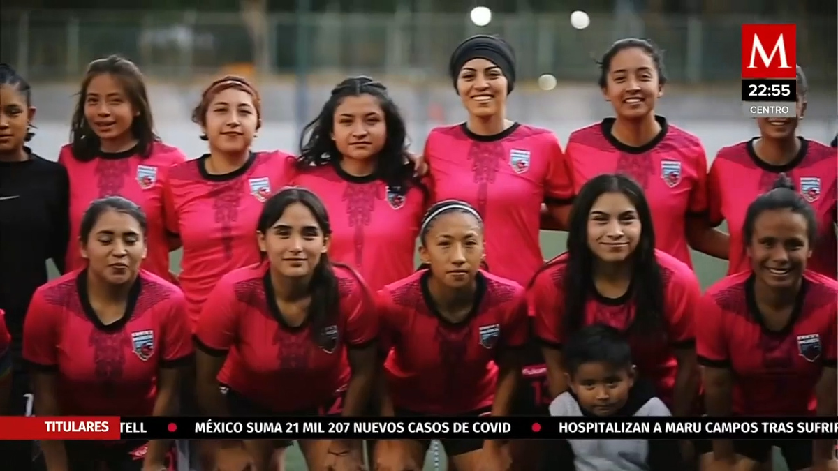 El equipo de futbol muxes celebran el dia del amor y amistad